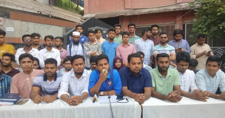 প্রতিষ্ঠানের সর্বস্তরের শিক্ষার্থীরা একত্রিত হয়ে এ ঘোষণা দেন